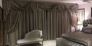 Фото электрокарнизы для штор  в интерьере спальни