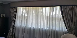 Фото электрокарнизы для штор  в интерьере гостиной